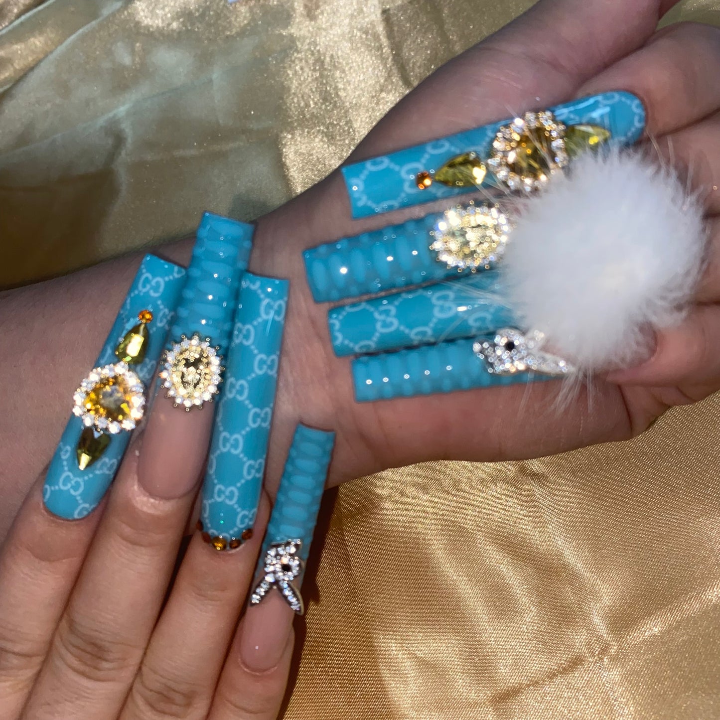 T44-white puff with handmade customize acrylic press on nails--Missunails